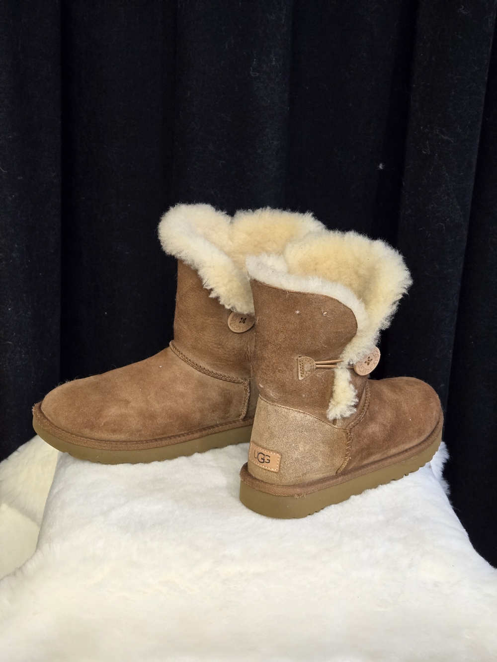 UGG Bailey Button Boots Size 9 Sheepskin